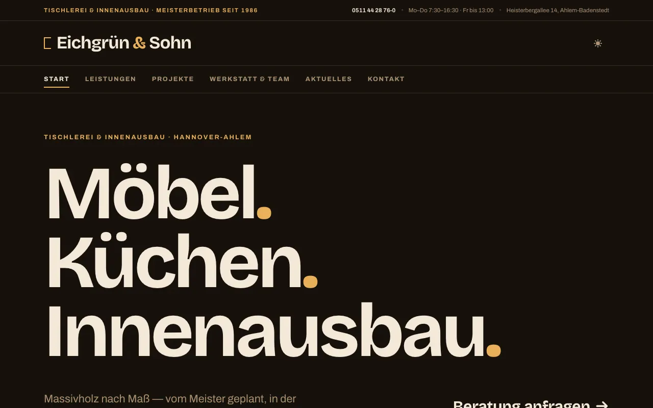 Startseite der Demo-Website Tischlerei Eichgrün & Sohn in dunkler Ansicht