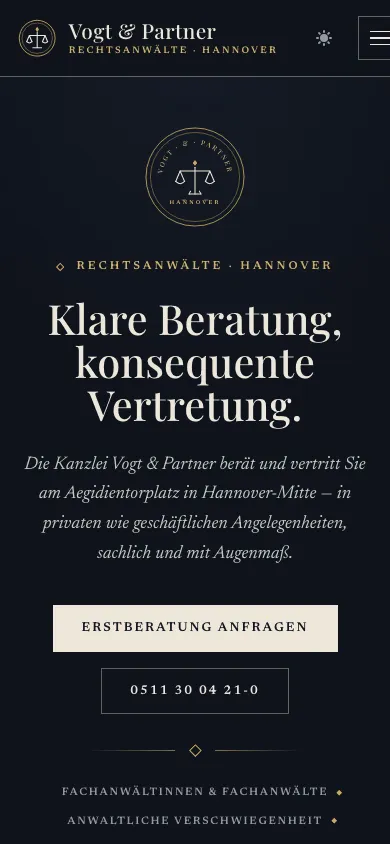 Startseite der Demo-Website Kanzlei Vogt & Partner auf dem Smartphone in dunkler Ansicht