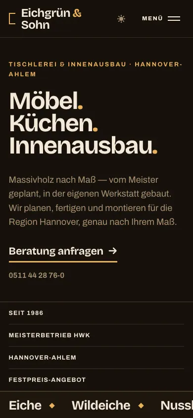 Startseite der Demo-Website Tischlerei Eichgrün & Sohn auf dem Smartphone in dunkler Ansicht
