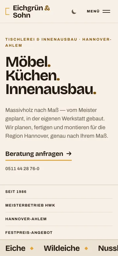 Startseite der Demo-Website Tischlerei Eichgrün & Sohn auf dem Smartphone in heller Ansicht