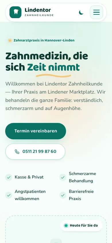 Startseite der Demo-Website Lindentor Zahnheilkunde auf dem Smartphone in heller Ansicht