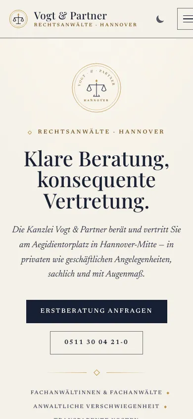 Startseite der Demo-Website Kanzlei Vogt & Partner auf dem Smartphone in heller Ansicht